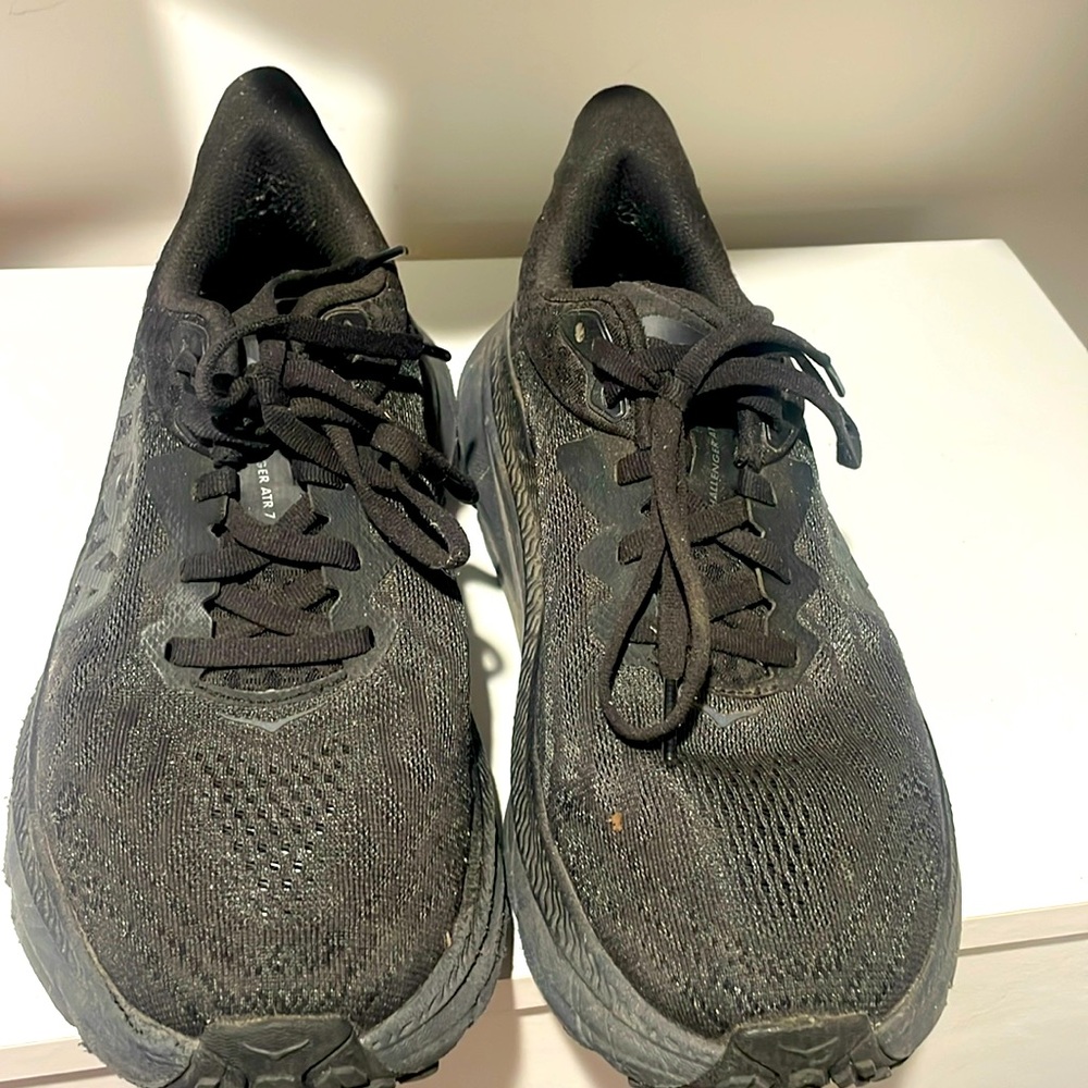 ALL BLACK HOKAS